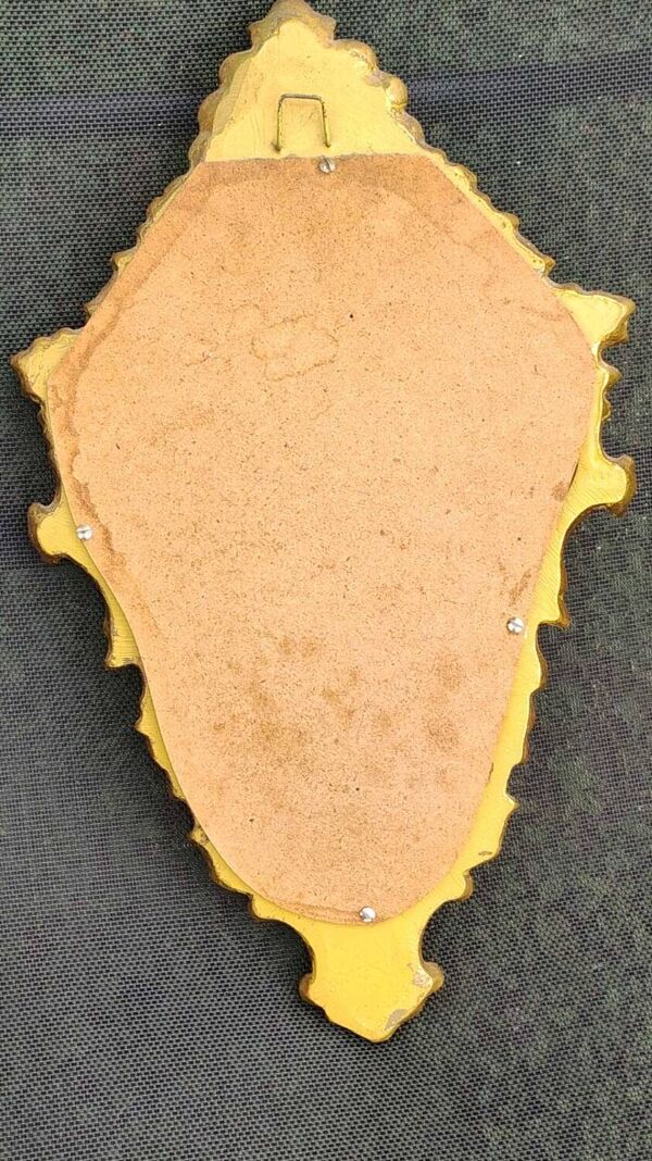 Miroir classique de style Baroque/Louis XV. En bois patiné vieil or. Décor motifs  Palmette/Volutes/Blason. Dim 46 x 27 cm