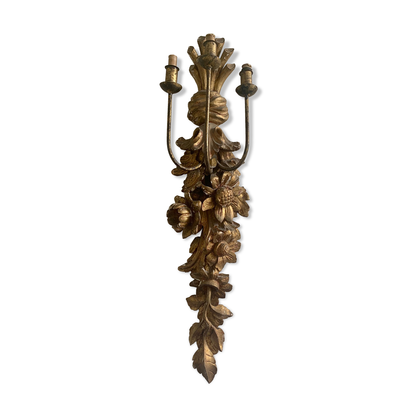 Carved wall lamp in wood of the seventeenth century
