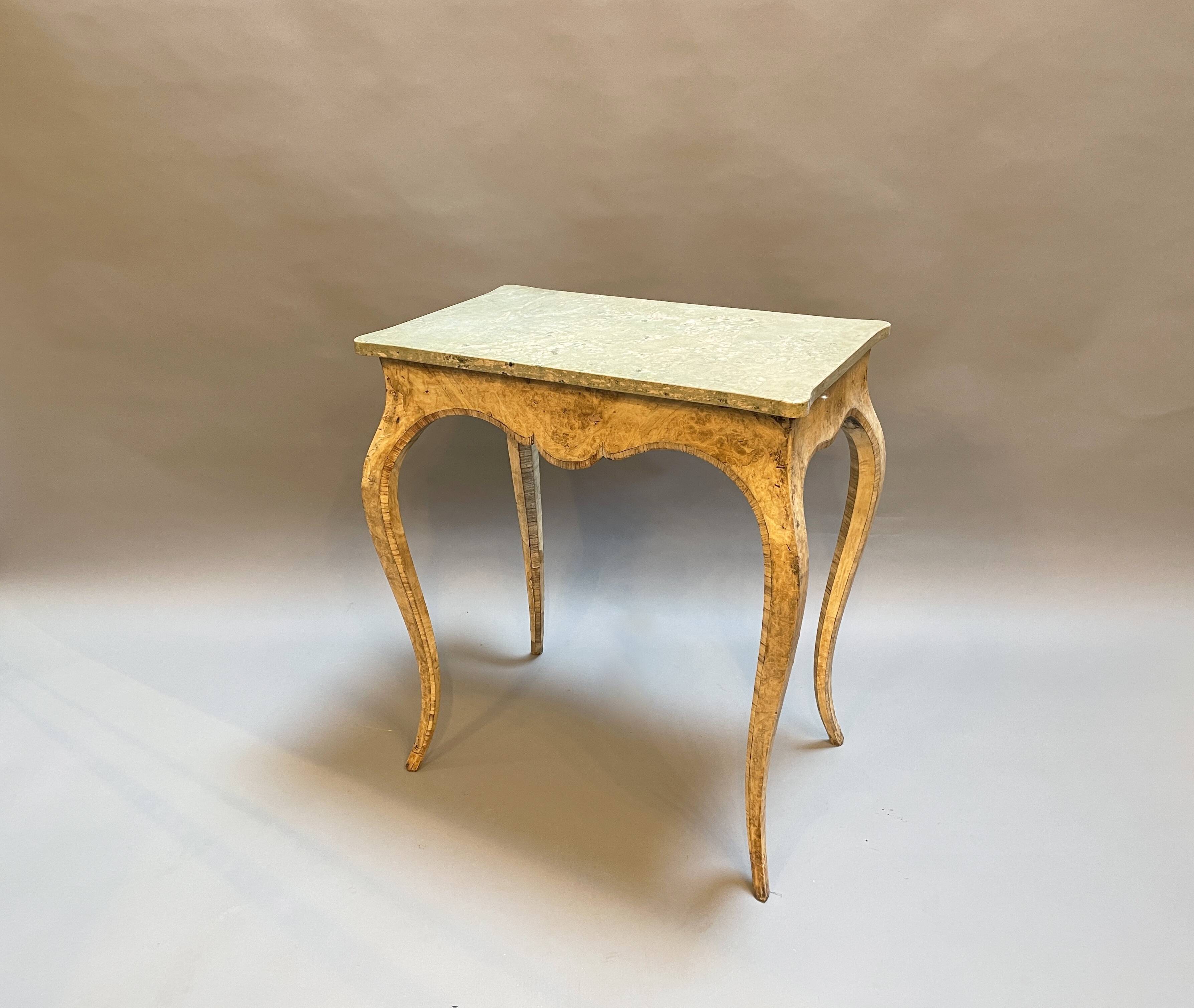 Petite table d'appoint victorienne en noyer
