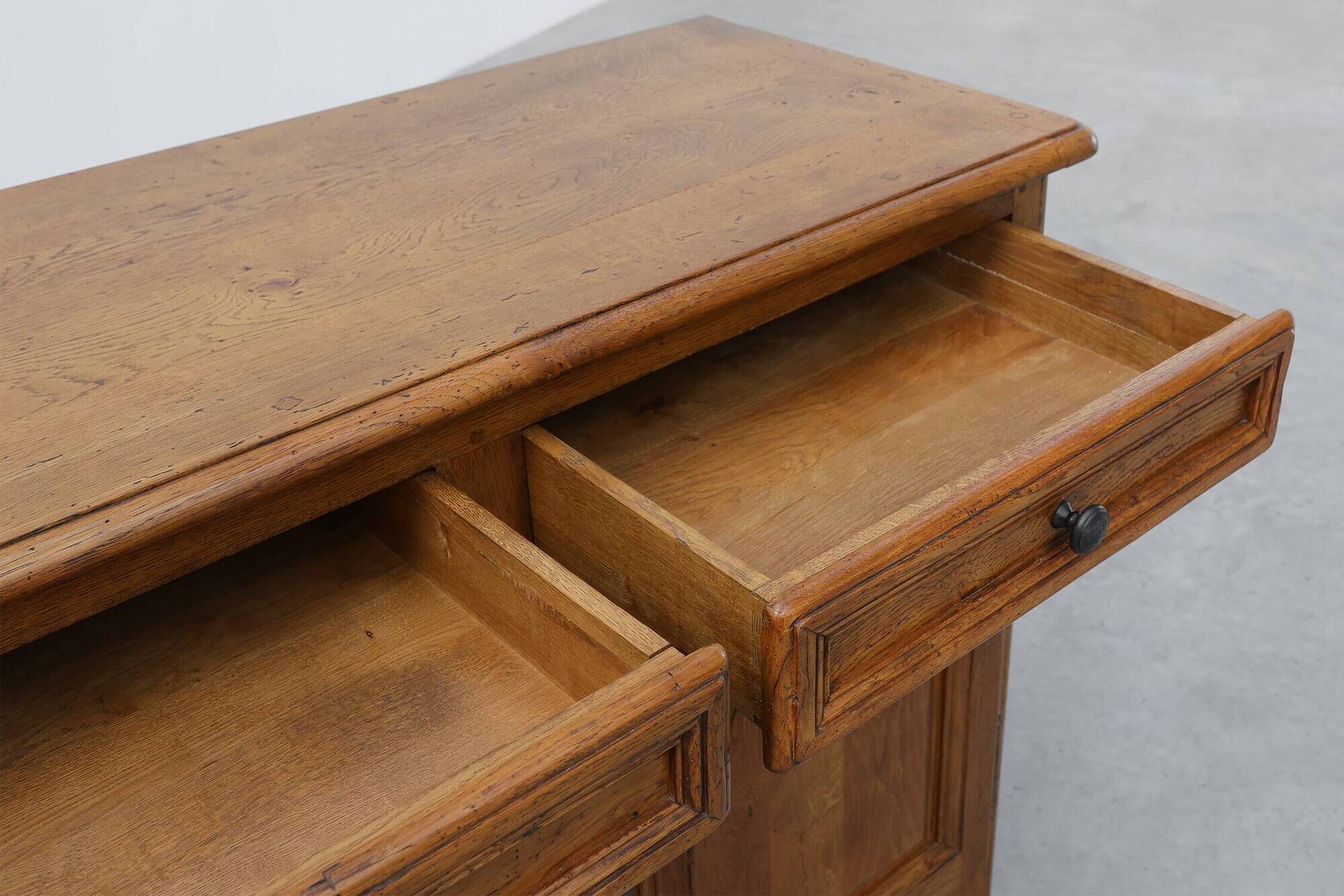 Buffet monumental en chêne par De Tonge, France, milieu du 20e siècle