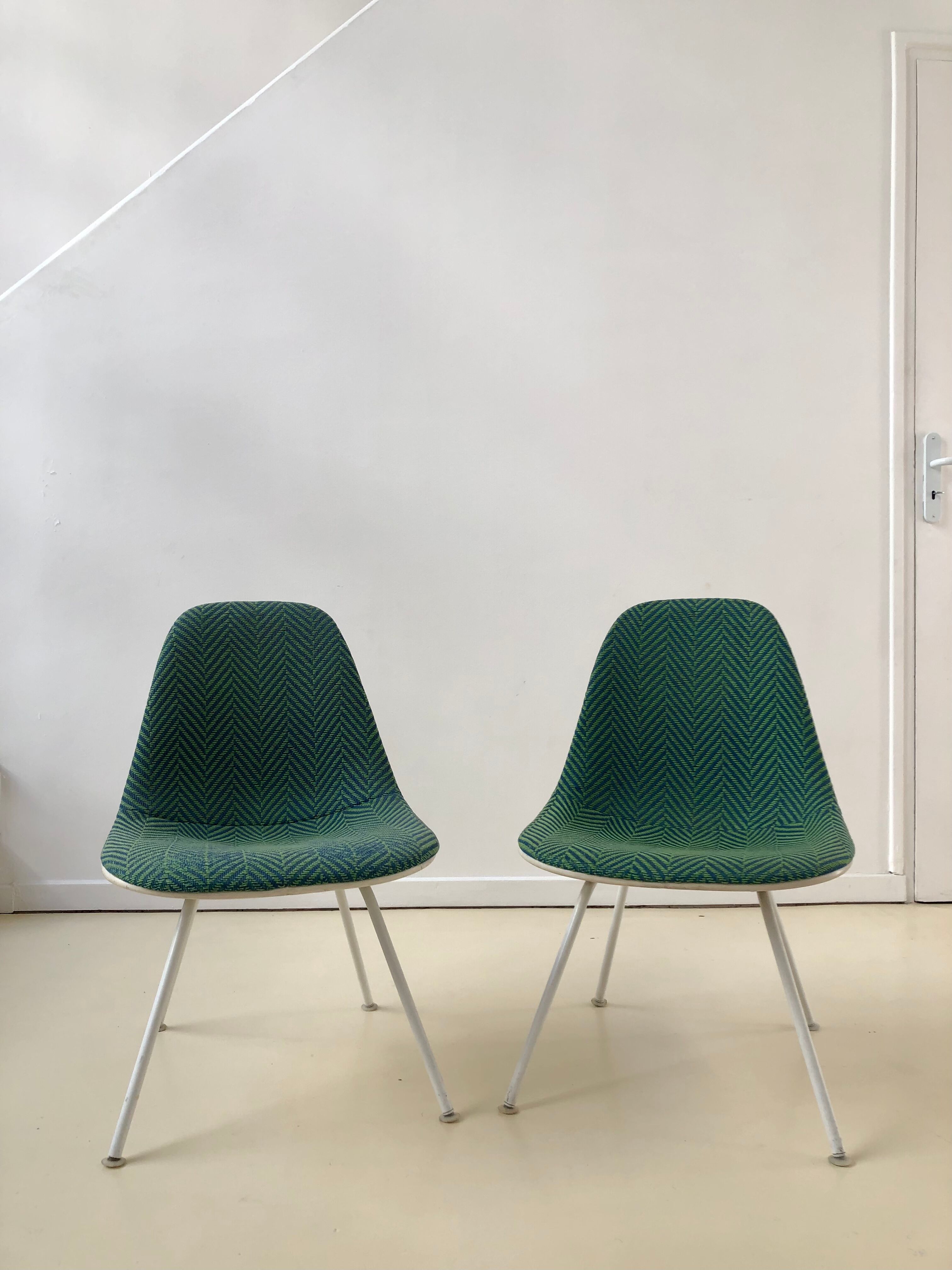 Pair of chairs low base Charles and Ray Eames, fabric Alexander Girard, ed. Herman Miller, 1970