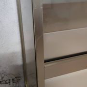 Bibliothèque vitrine couleur ivoire et aluminium anodisé or mat