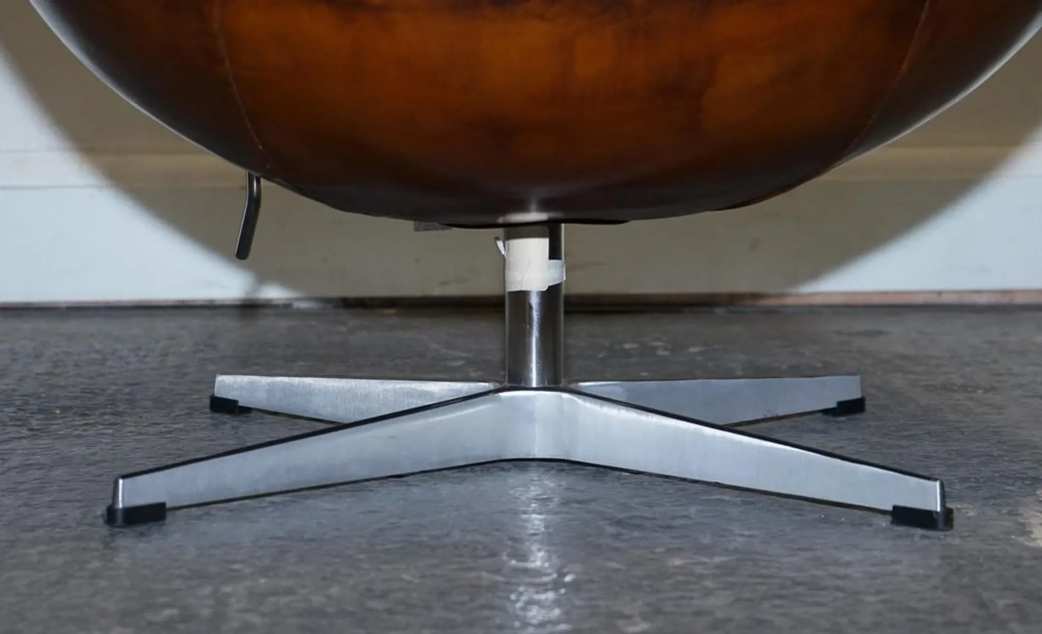 Chaise Egg Vintage Teintée à la Main en Brun Whisky