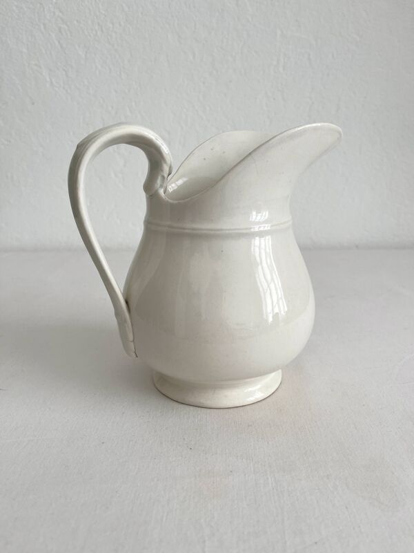 Broc pichet blanc ancien terre de fer opaque de Sarreguemines