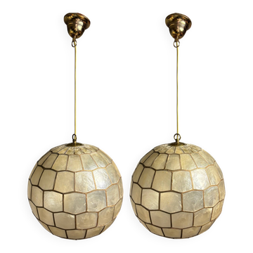 Paire de grands pendentifs en nacre Capiz du milieu du siècle, Feldman Lighting Co.