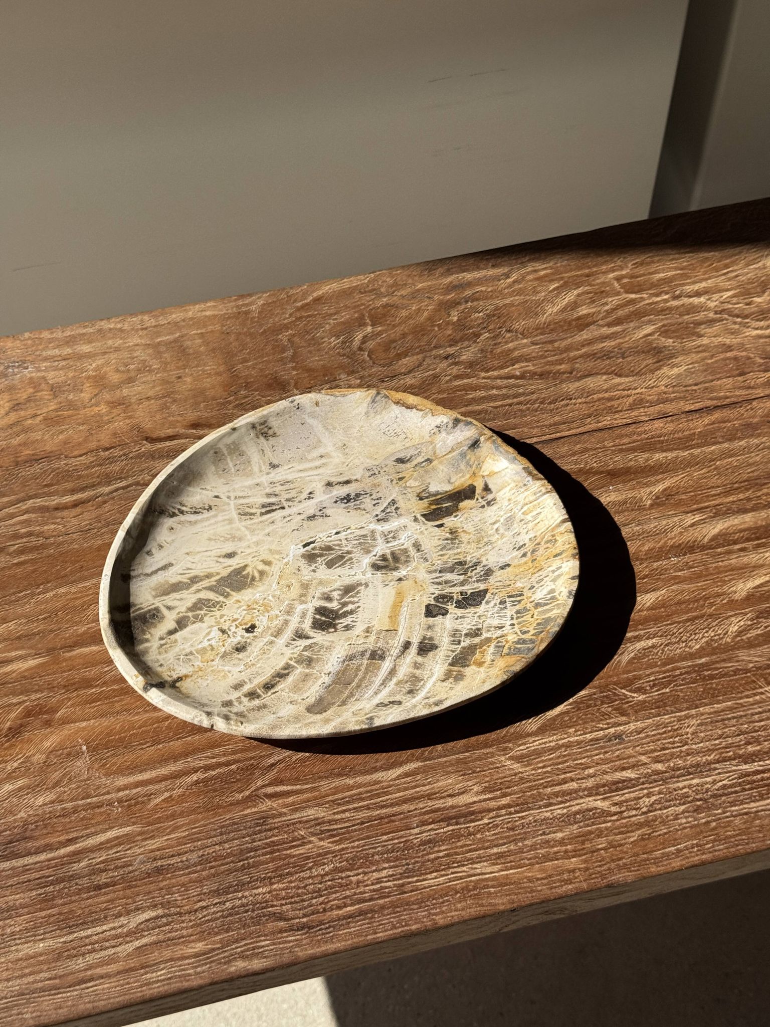 Petit vide poche ou plat en bois pétrifié blanc quadrillé brun D25-20,5