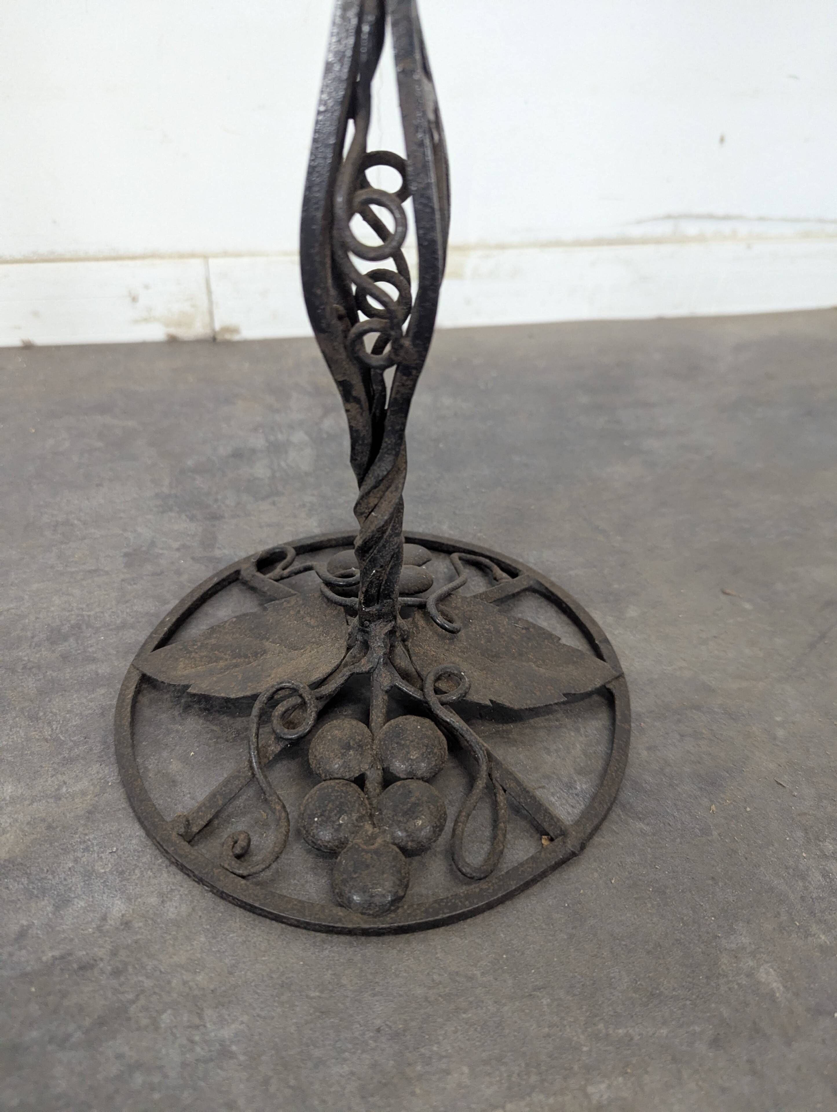 Lampe de table en fer forgé à abat-jour sphérique