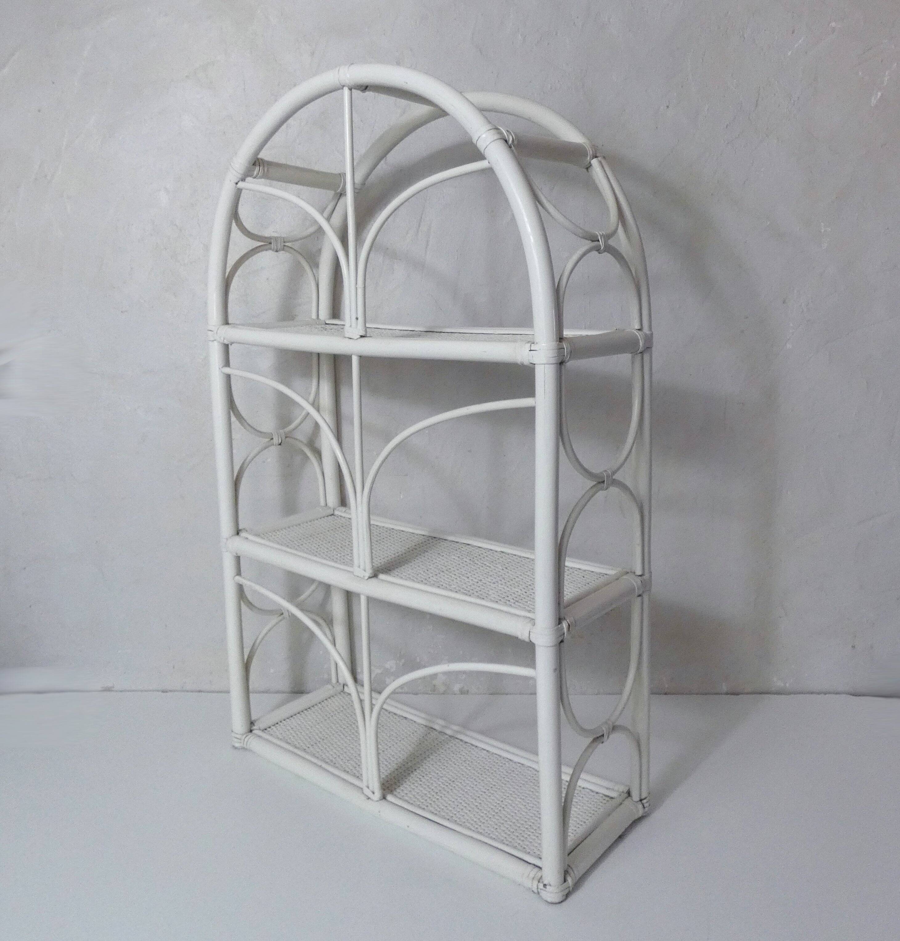 Étagère blanche en rotin