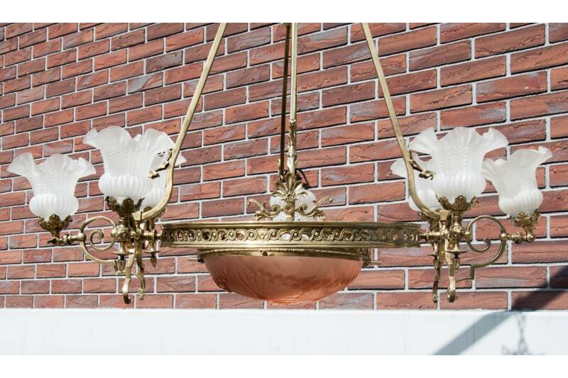 Grand lustre en laiton, Europe occidentale, milieu du XXe siècle.