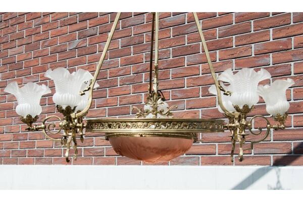 Grand lustre en laiton, Europe occidentale, milieu du XXe siècle.
