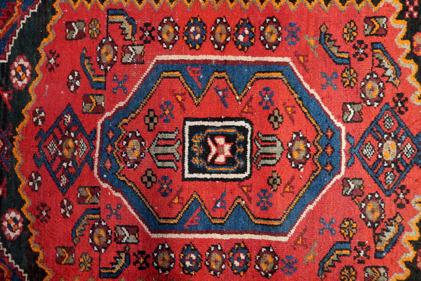 Vintage 1930s Persian Hamadan rug, geometric medallion, 105cm x 143cm (3'5" x 4'8") - 1C1276