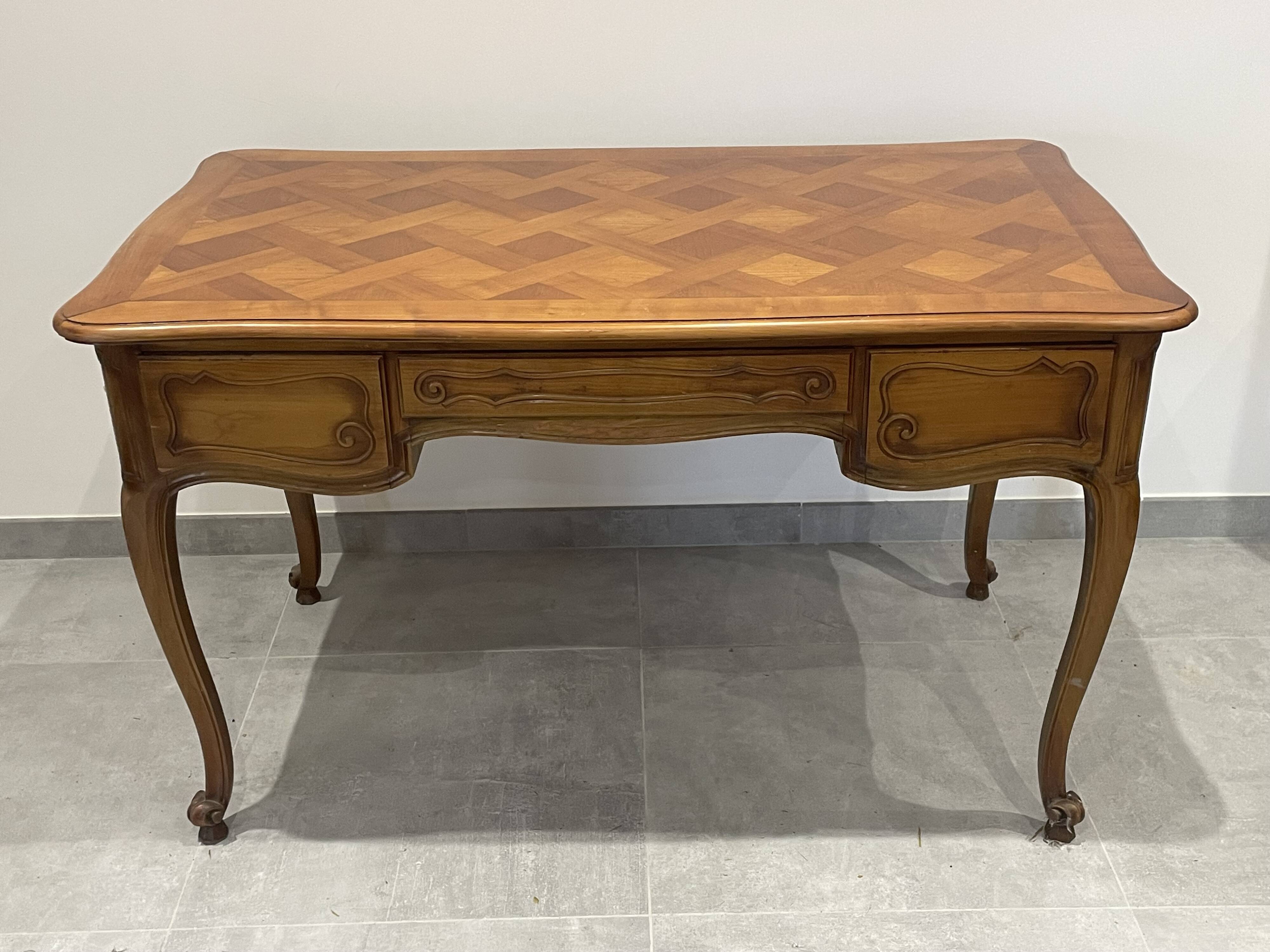 Louis XV style desk, natural wood and marquetry top