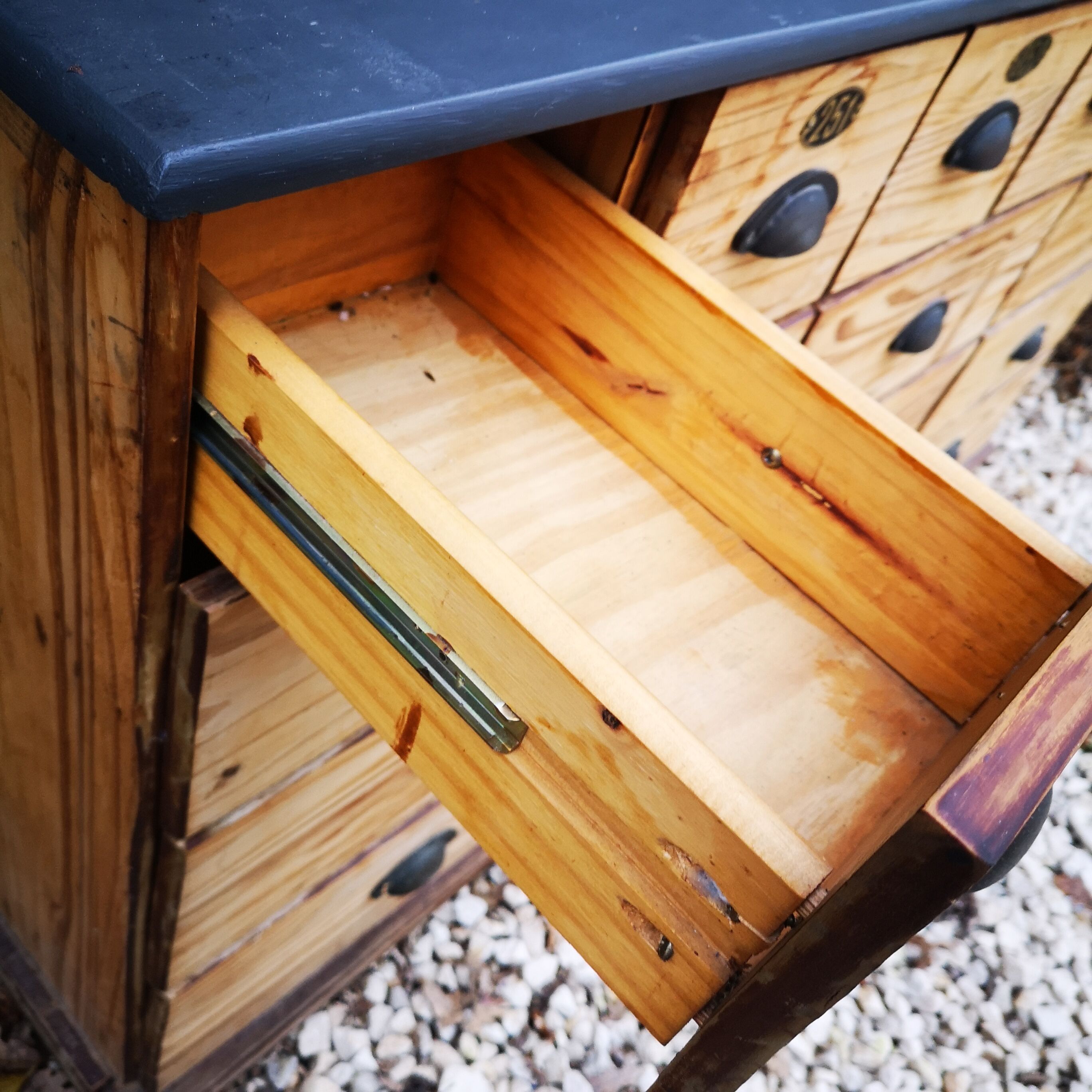 Meuble à tiroirs en sapin