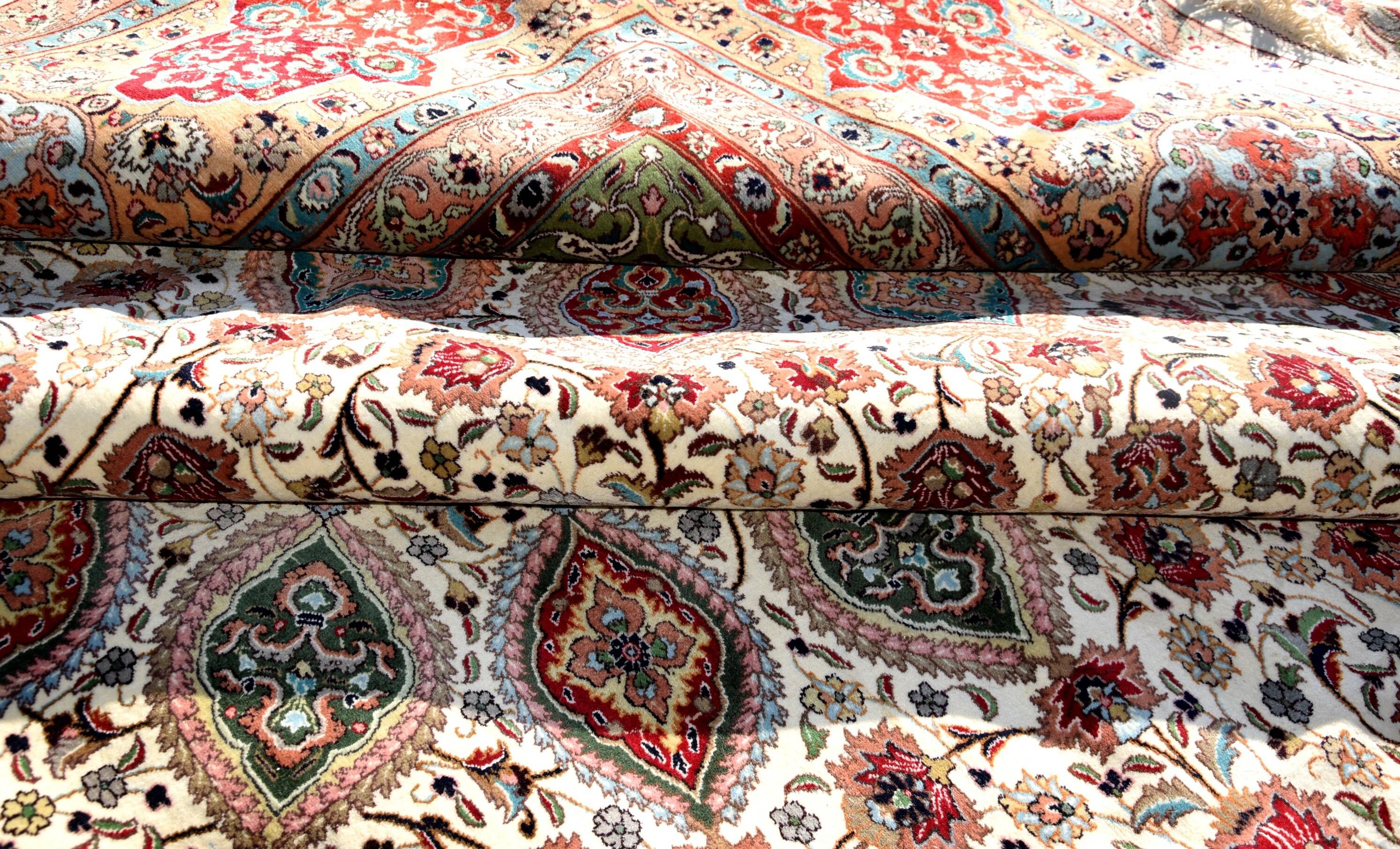 Magnificent Persian carpet from Tabriz, Iran, made of wool and silk: 435 x 350 cm.