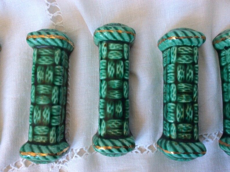 Set of 6 knife holders, a trivet, a 1960s bottle coaster