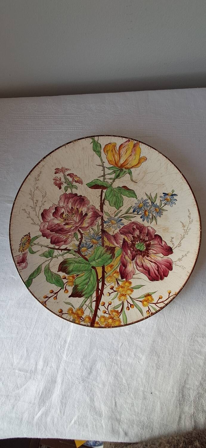 Plat Terre de fer Longchamp. Fin 19ème. Décor de fleurs