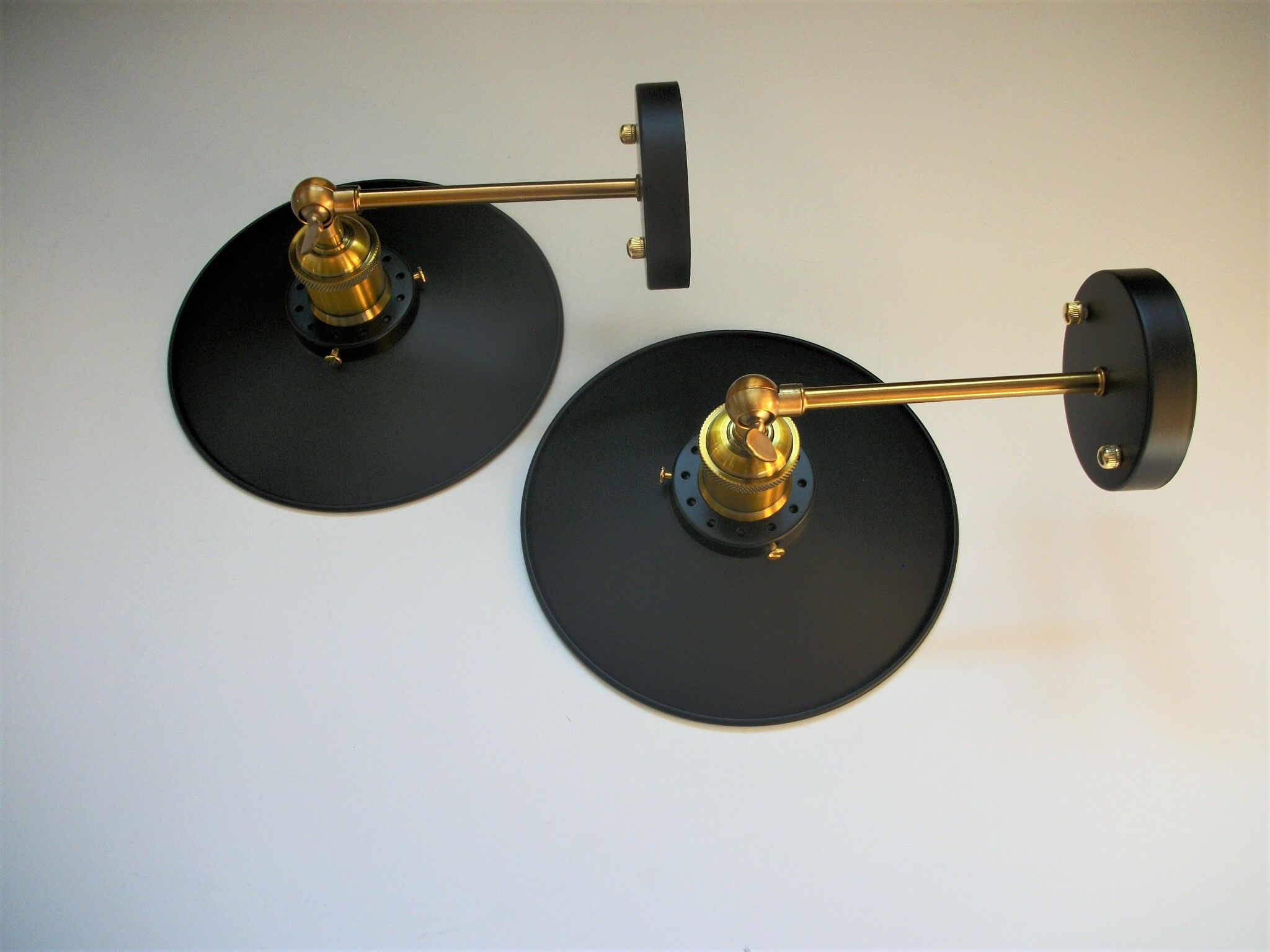 Pair of metal wall lamps in black and bronze color