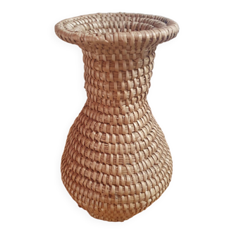 vase en rotin tressé