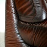 Ensemble fauteuil et table basse cuir, Italie, circa 1970. space age