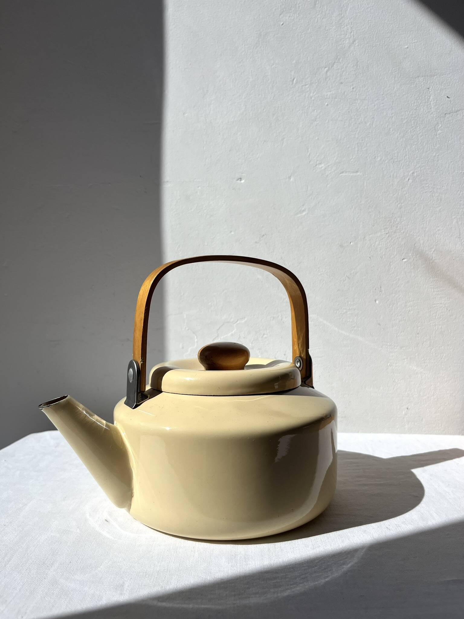 Vintage enamelled metal kettle in beige, Copco style.