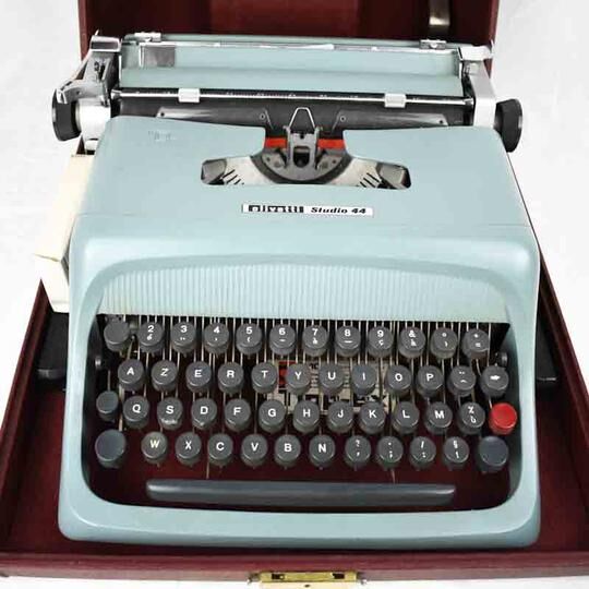 Machine à écrire Olivetti Studio 44 dans son étui avec la clef du coffret