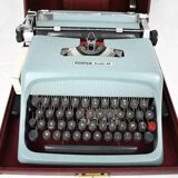 Machine à écrire Olivetti Studio 44 dans son étui avec la clef du coffret