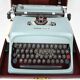 Machine à écrire Olivetti Studio 44 dans son étui avec la clef du coffret