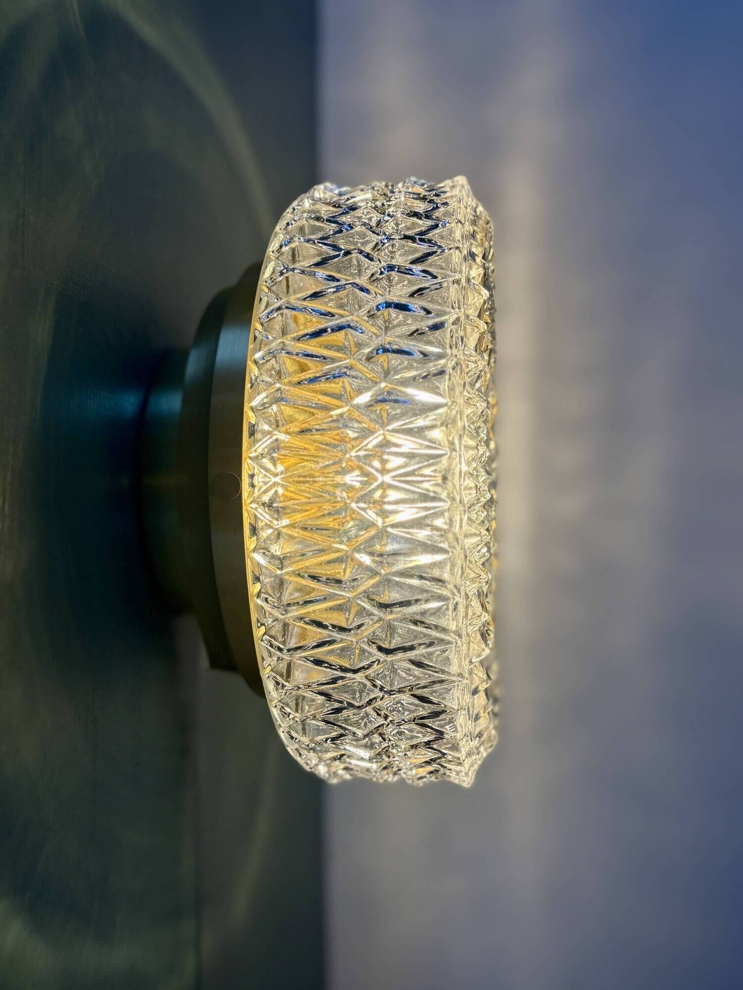 Vintage moulded glass wall or ceiling light globe (PLAF40)