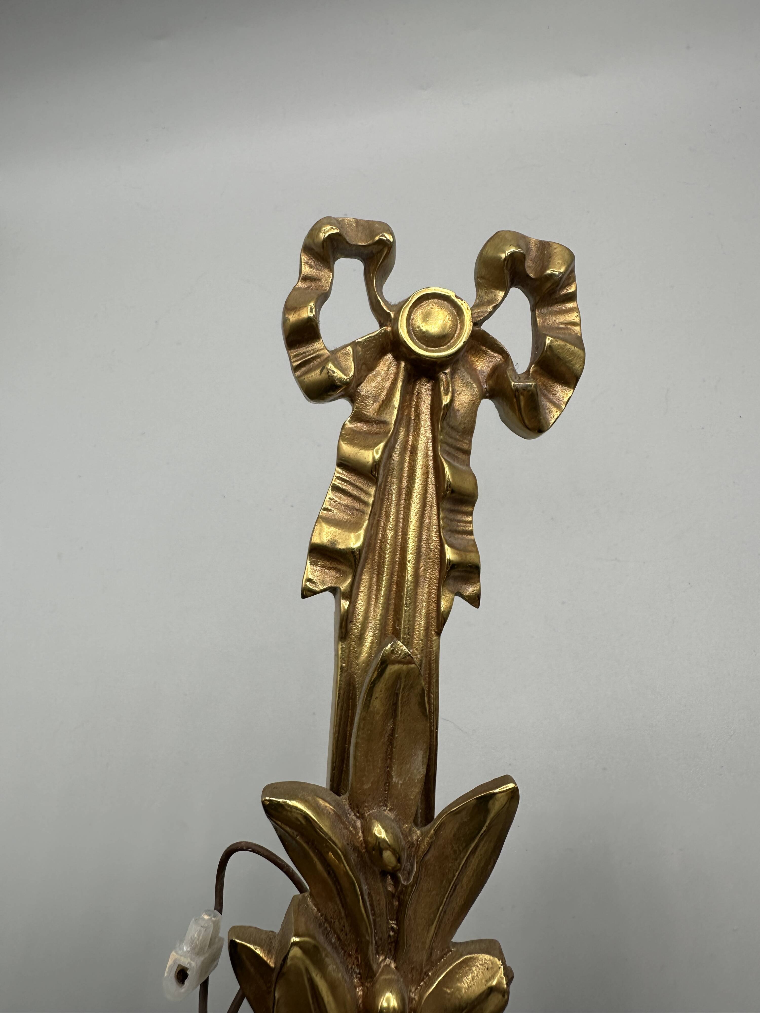 Pair of gilt bronze wall sconces in hunting horn style, Louis XVI.