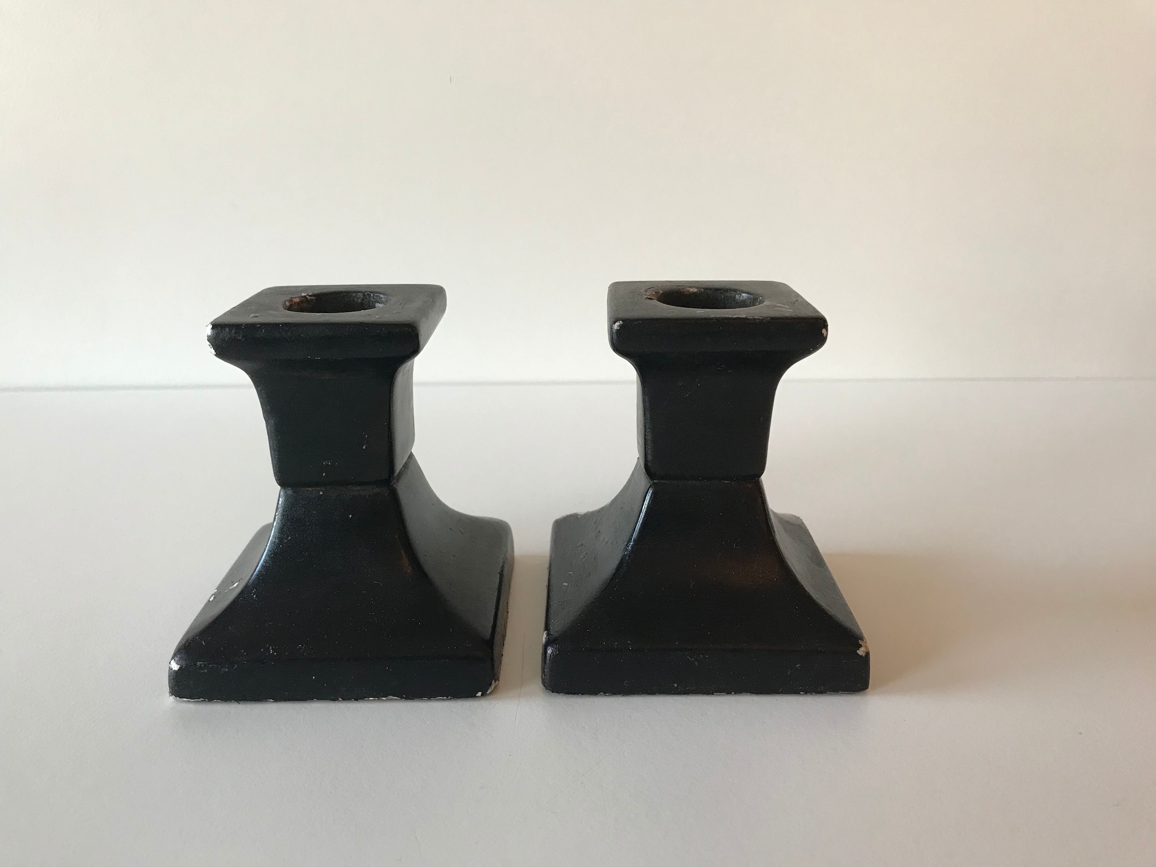 Paire de bougeoirs noirs