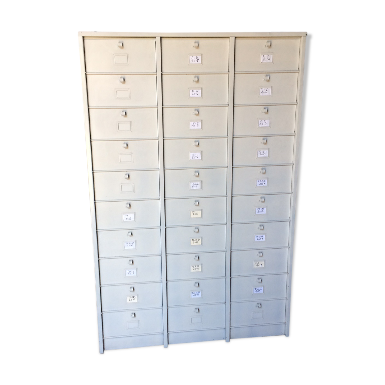Armoire métallique blanc cassé avec 30 casiers à clapet intérieur vert forêt