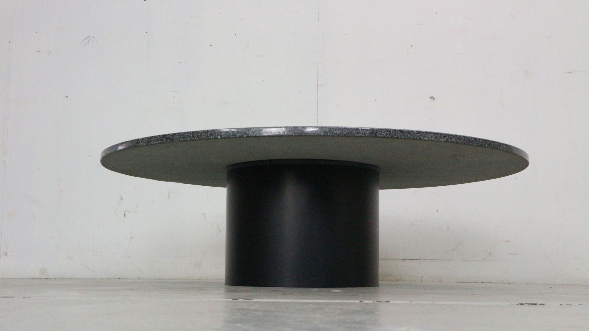 Mid-century  granite stone round coffee table, 1970's italy