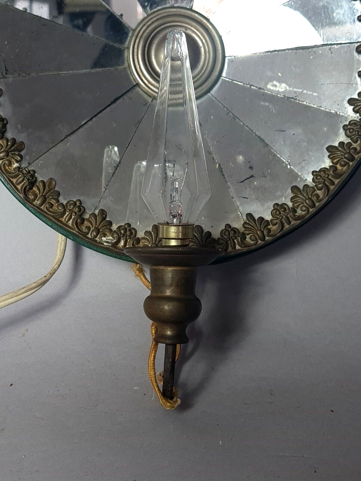 Old wall lamp with reflective mirrors SB185