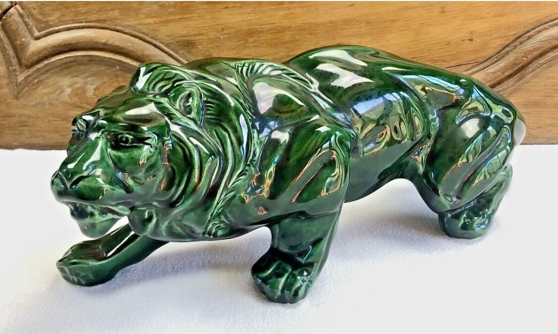 Art Deco lion statue 1930 cracked Saint Clement