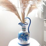 Ceramic pourer with flat bottom and pinched nose
