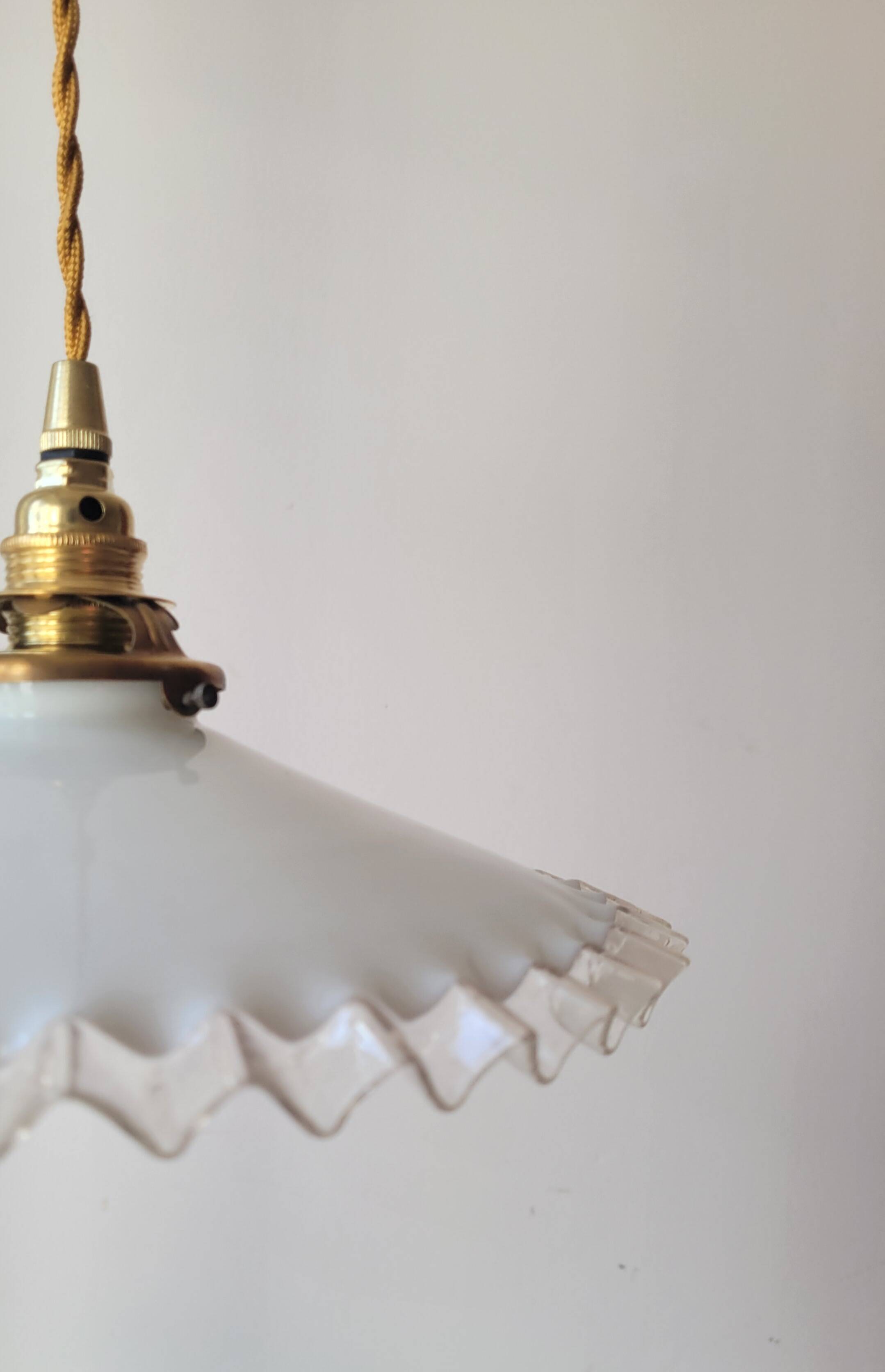 Pendant in serrated opaline