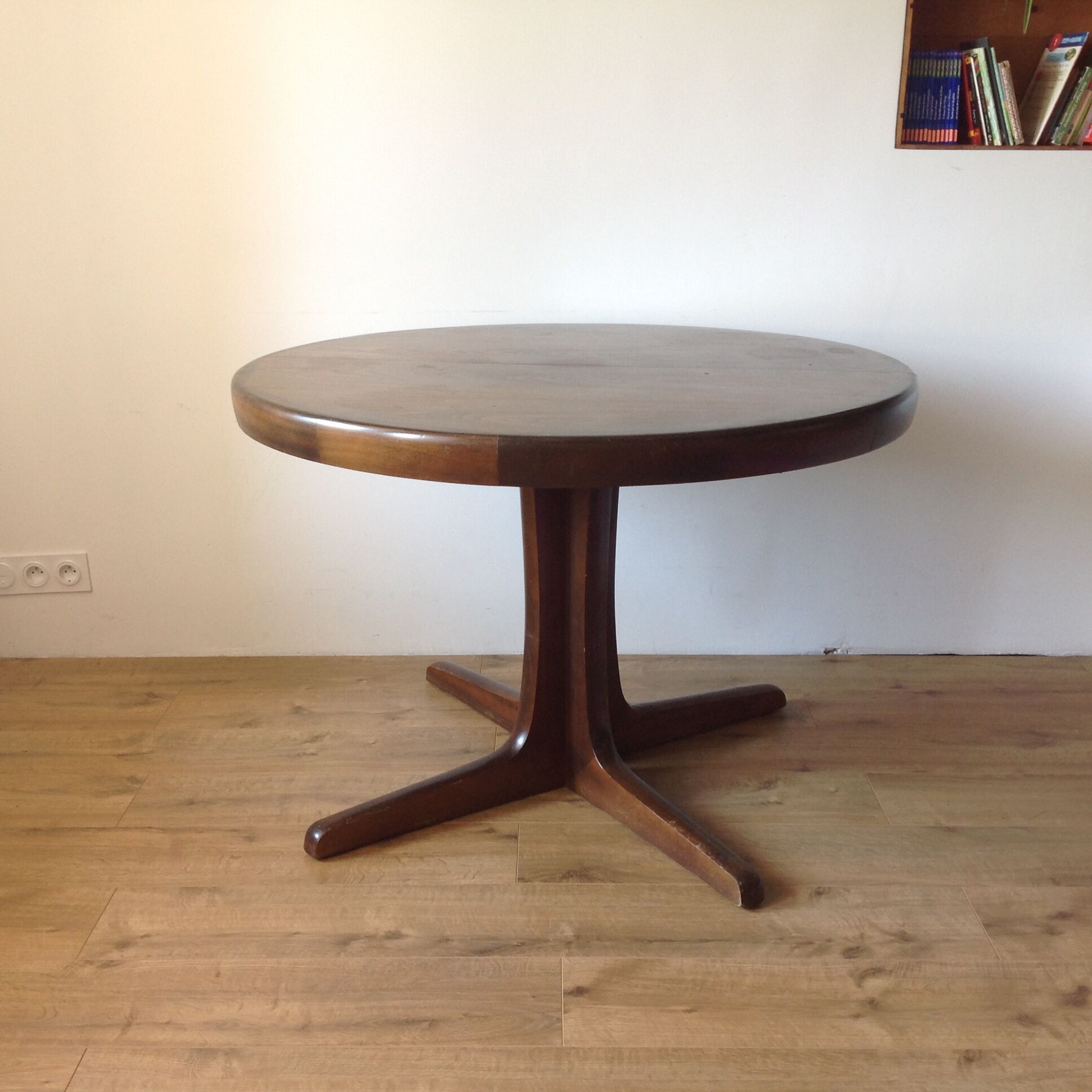 Baumann elm round table 2 extensions