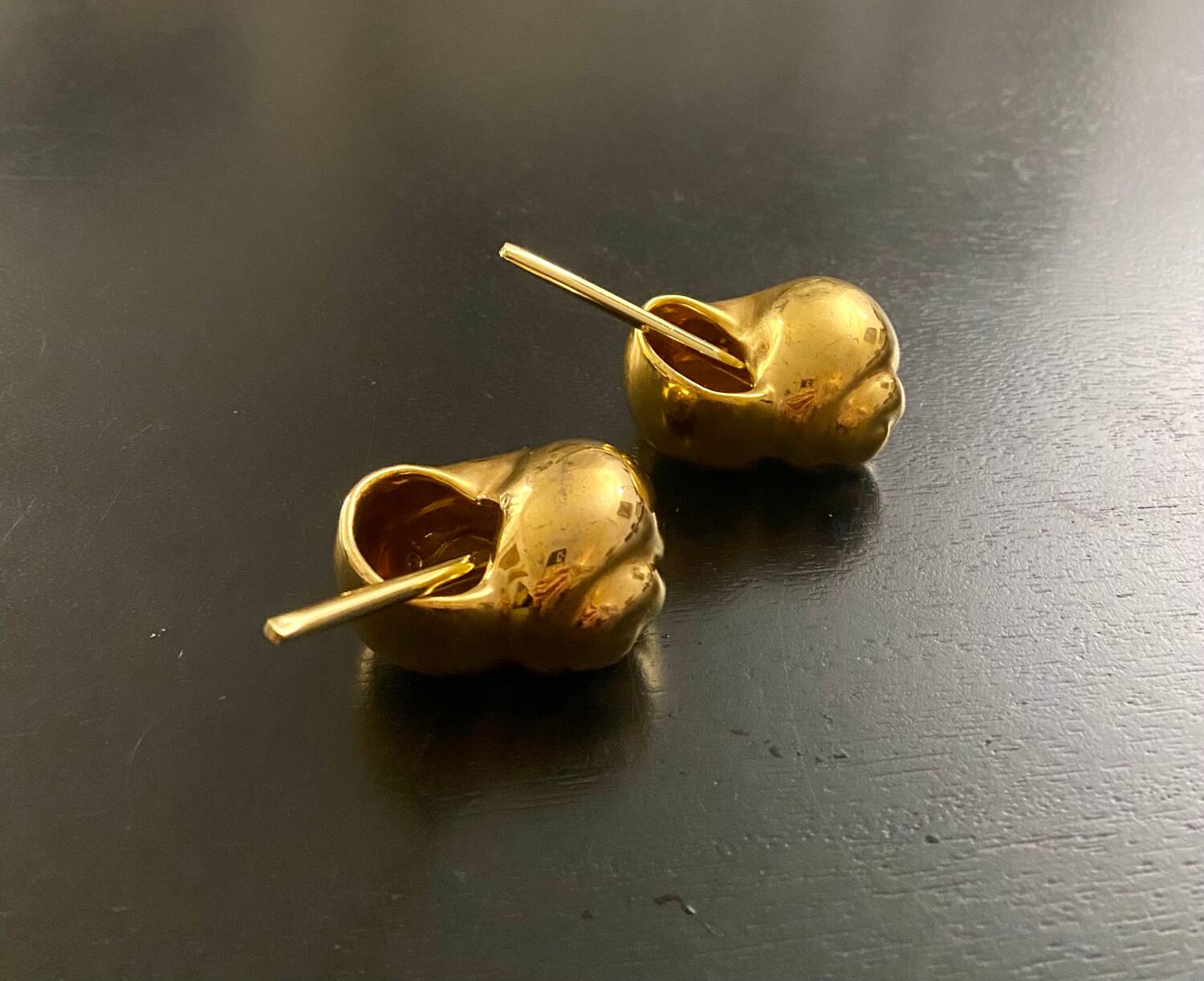 2 Snail-shaped salt pots in gold-colored porcelain