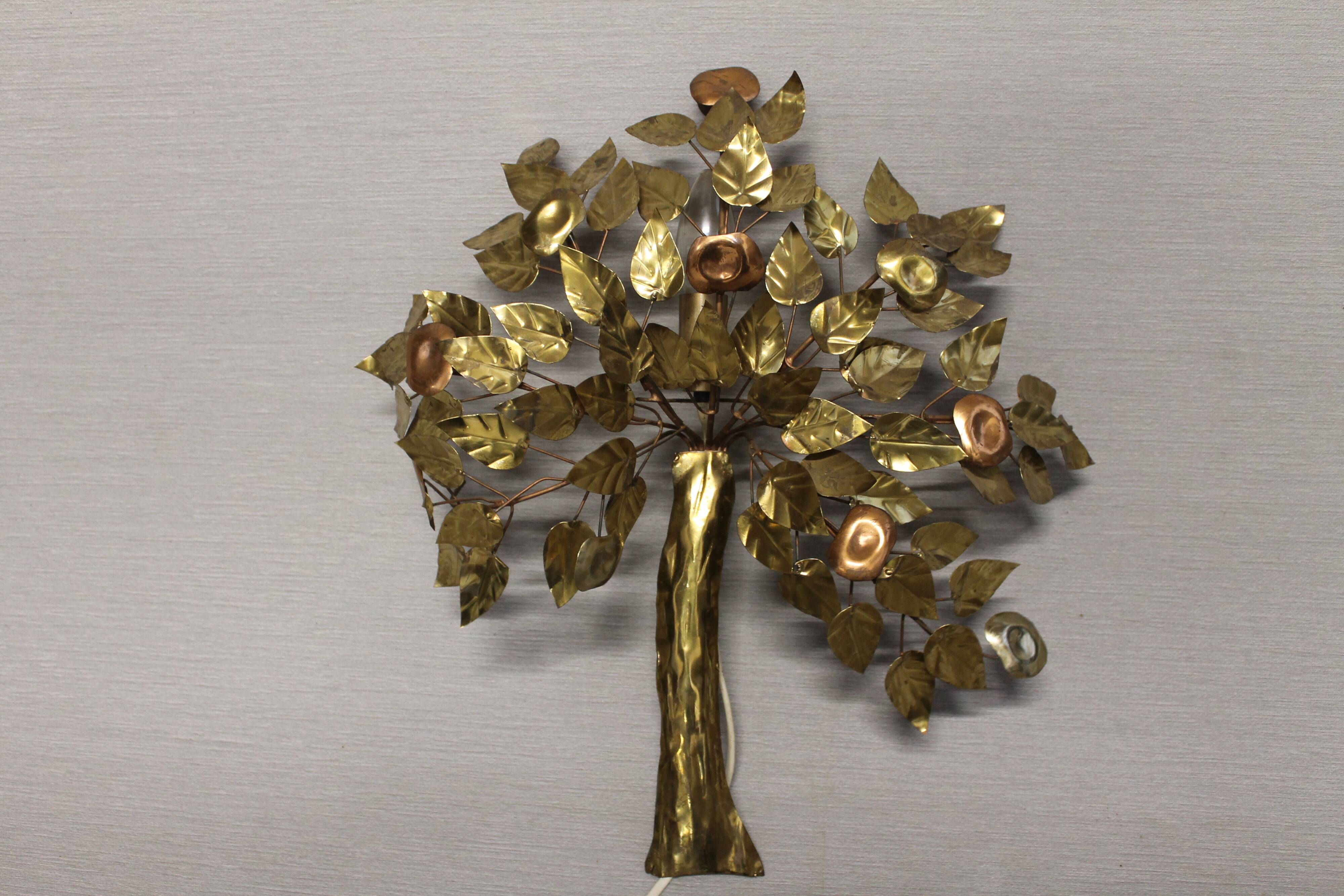 Metal tree-shaped wall applied