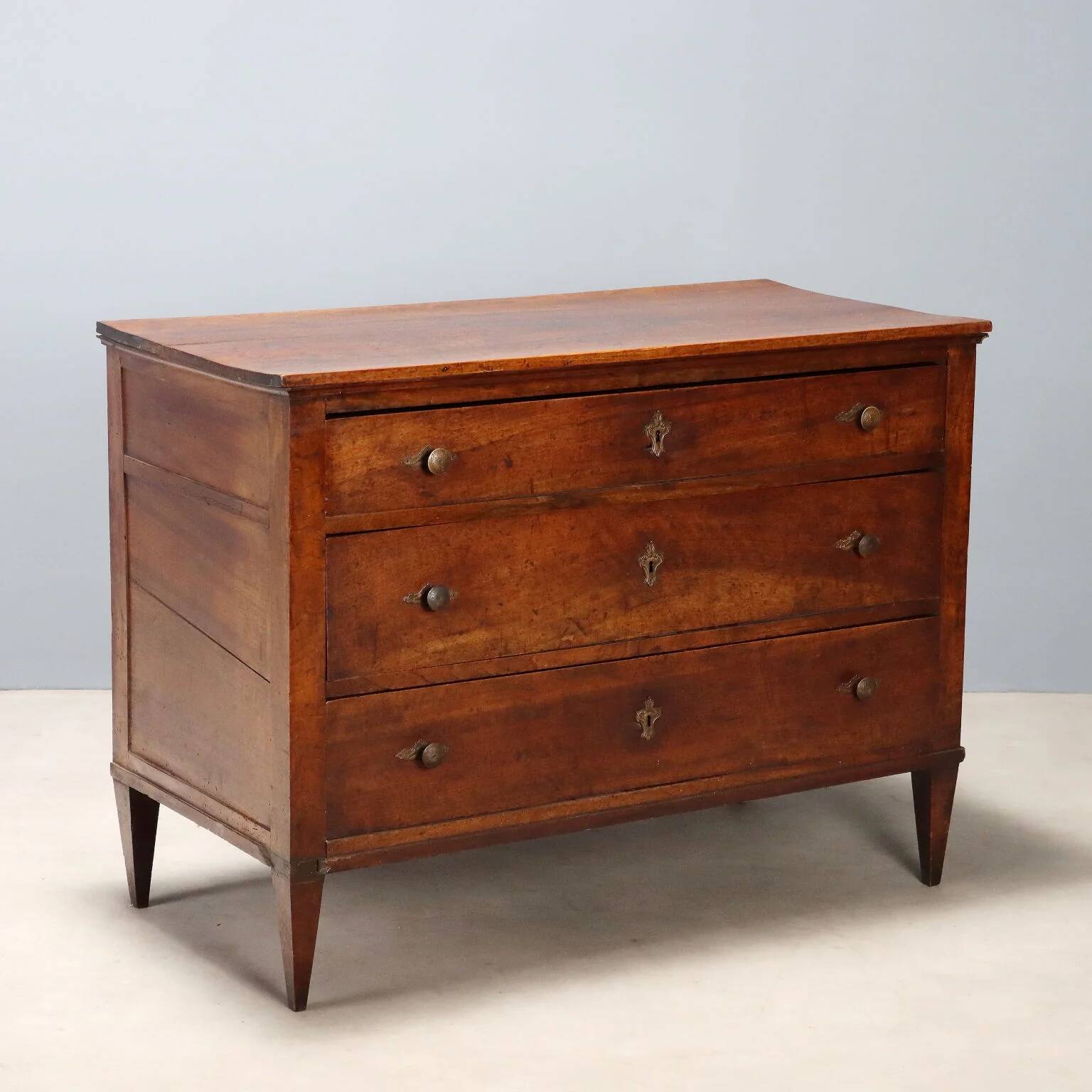 Commode Directoire ancienne en noyer 3 tiroirs XIXe siècle