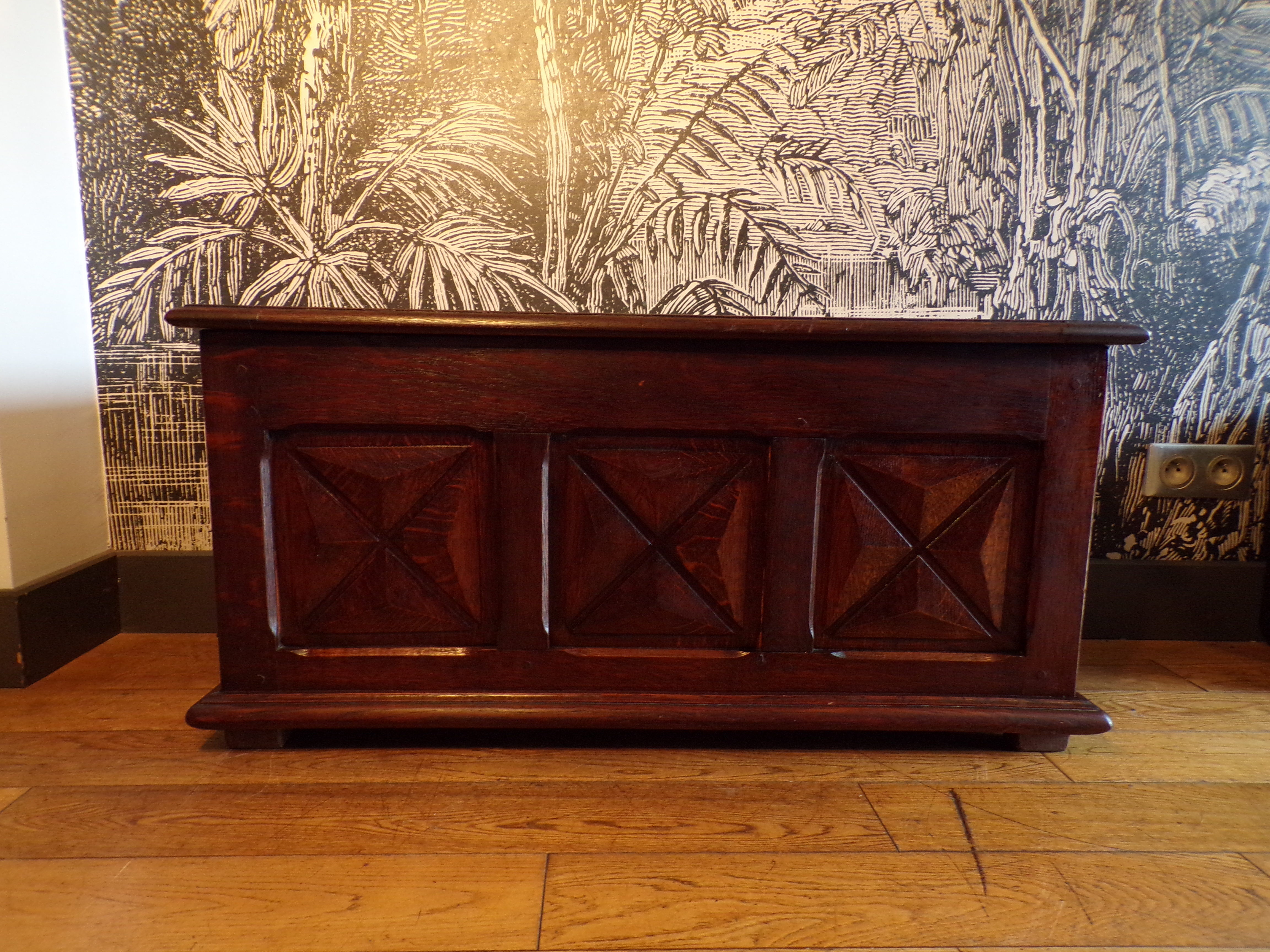 Neo-Basque style chest