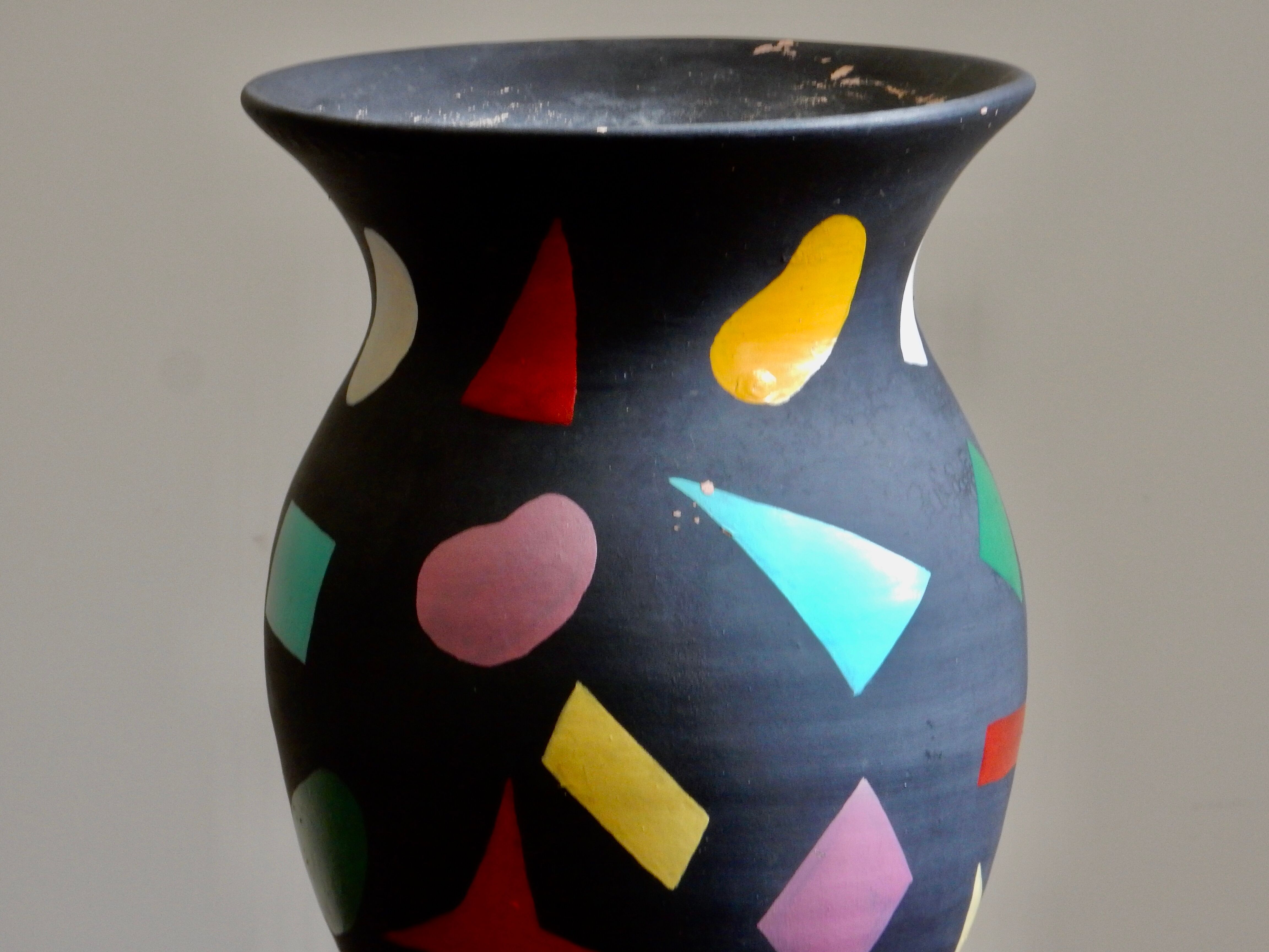 Vase en terre cuite peinte en noire aux motifs gommettes