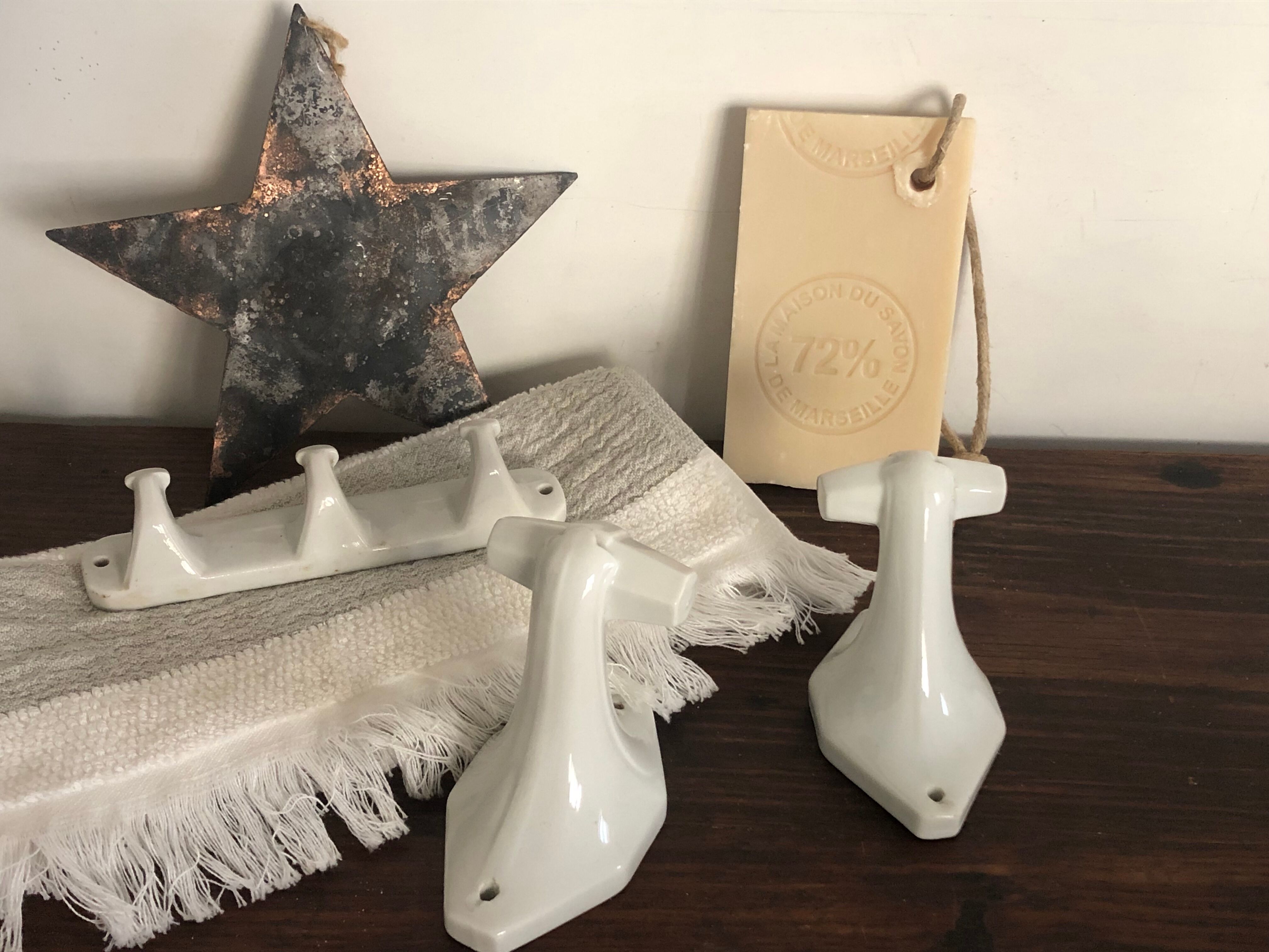 Set of 3 porcelain hooks, bathroom, art deco