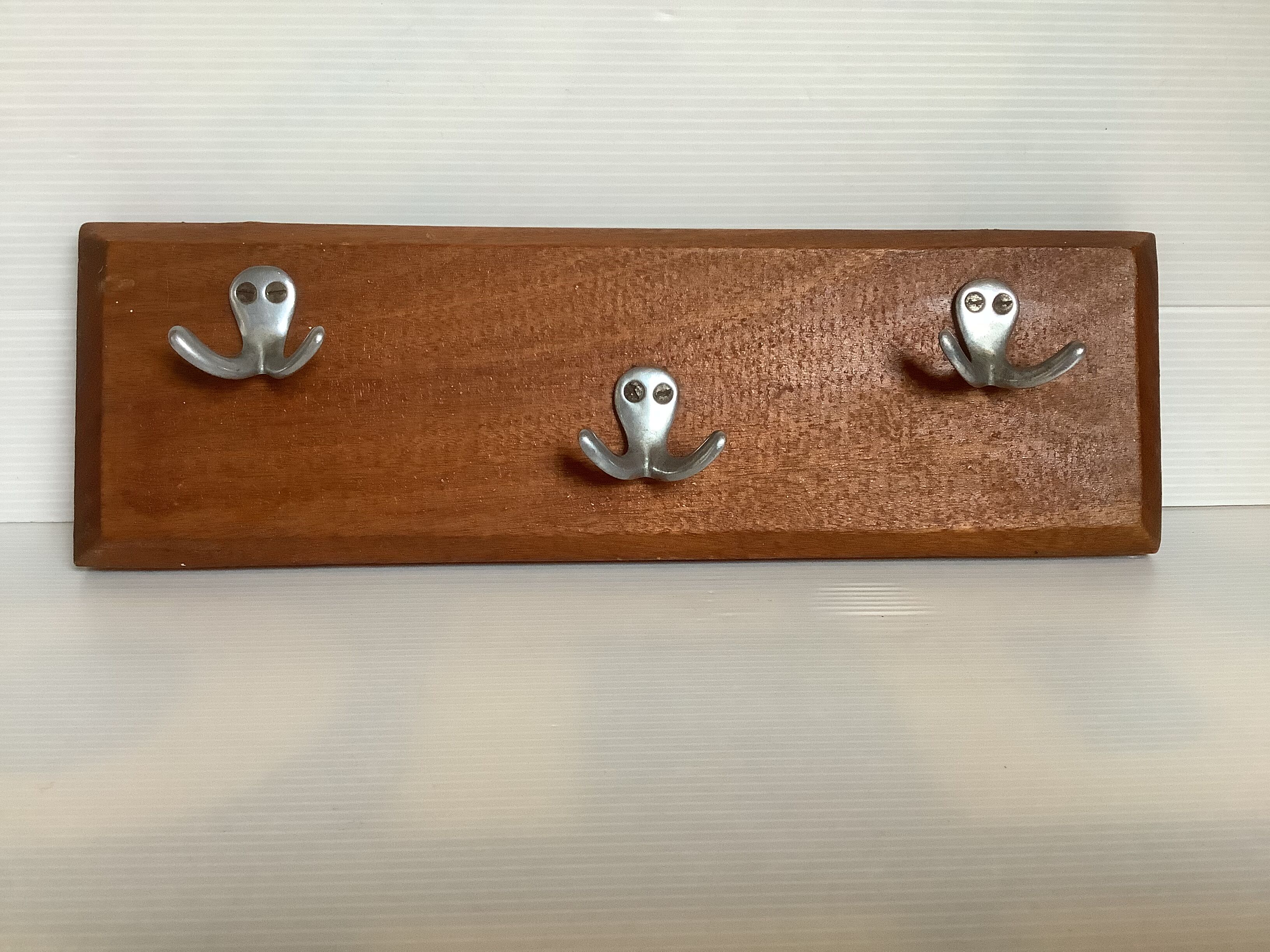Wooden tea towel holder three double aluminum hooks