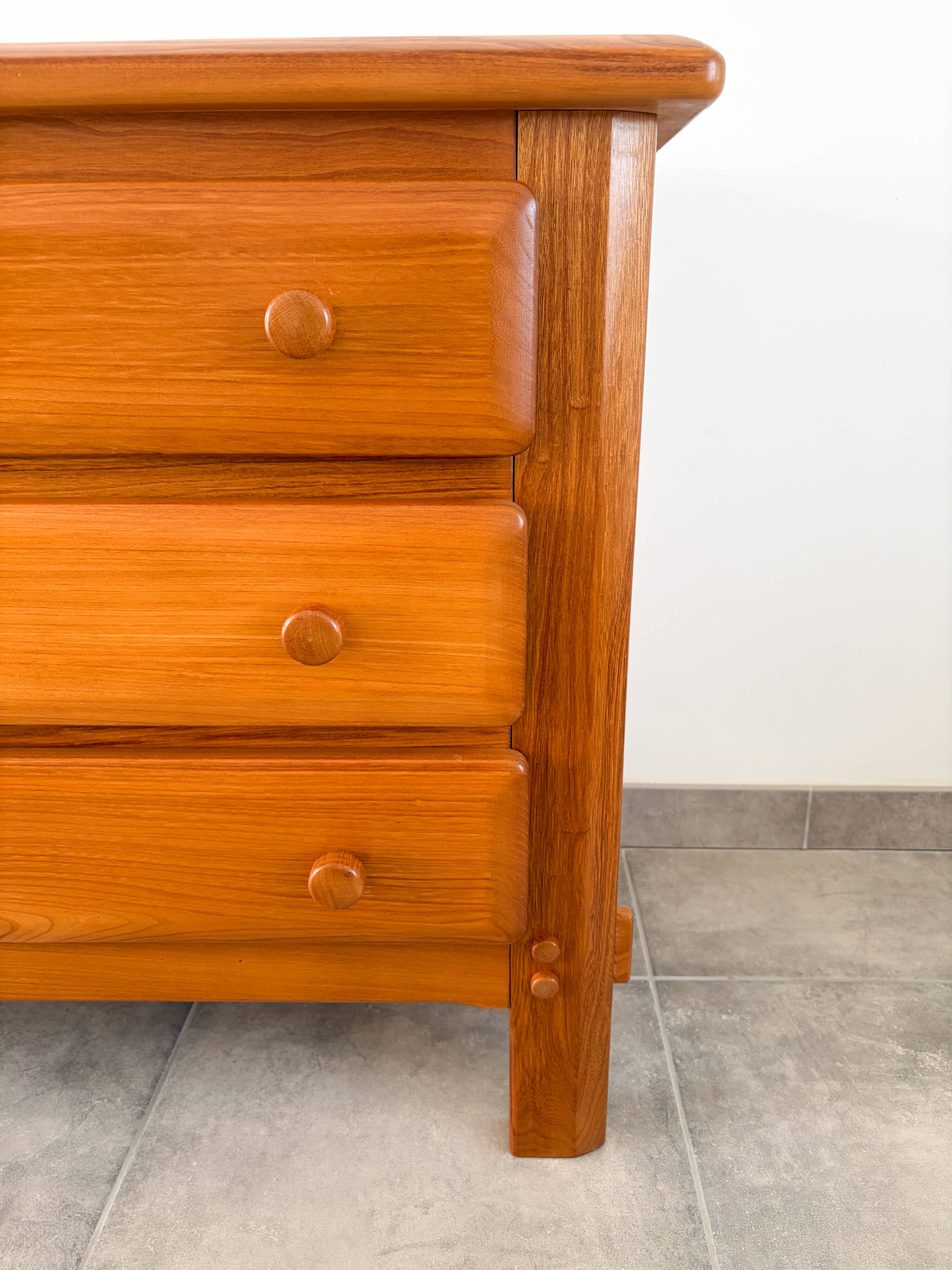 Large elm chest of drawers from Maison Regain, vintage 80s.