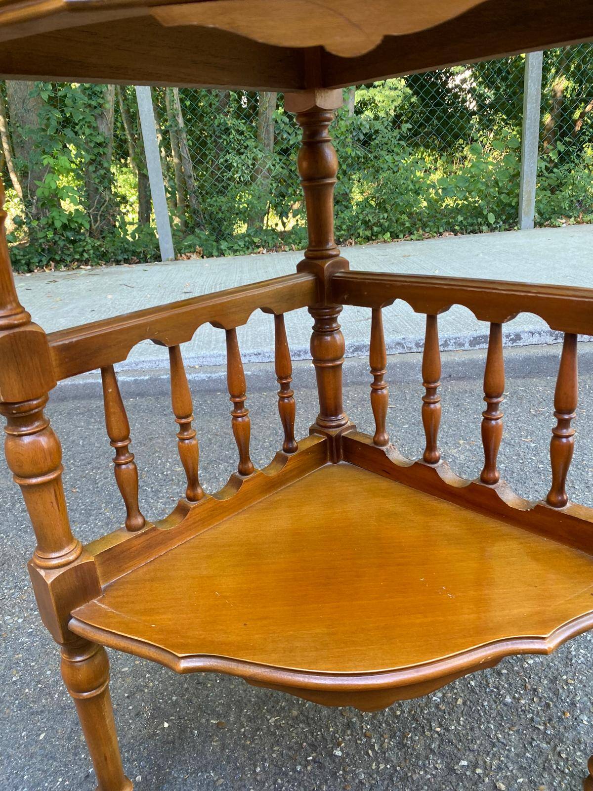 Corner shelf with 2 levels in wood