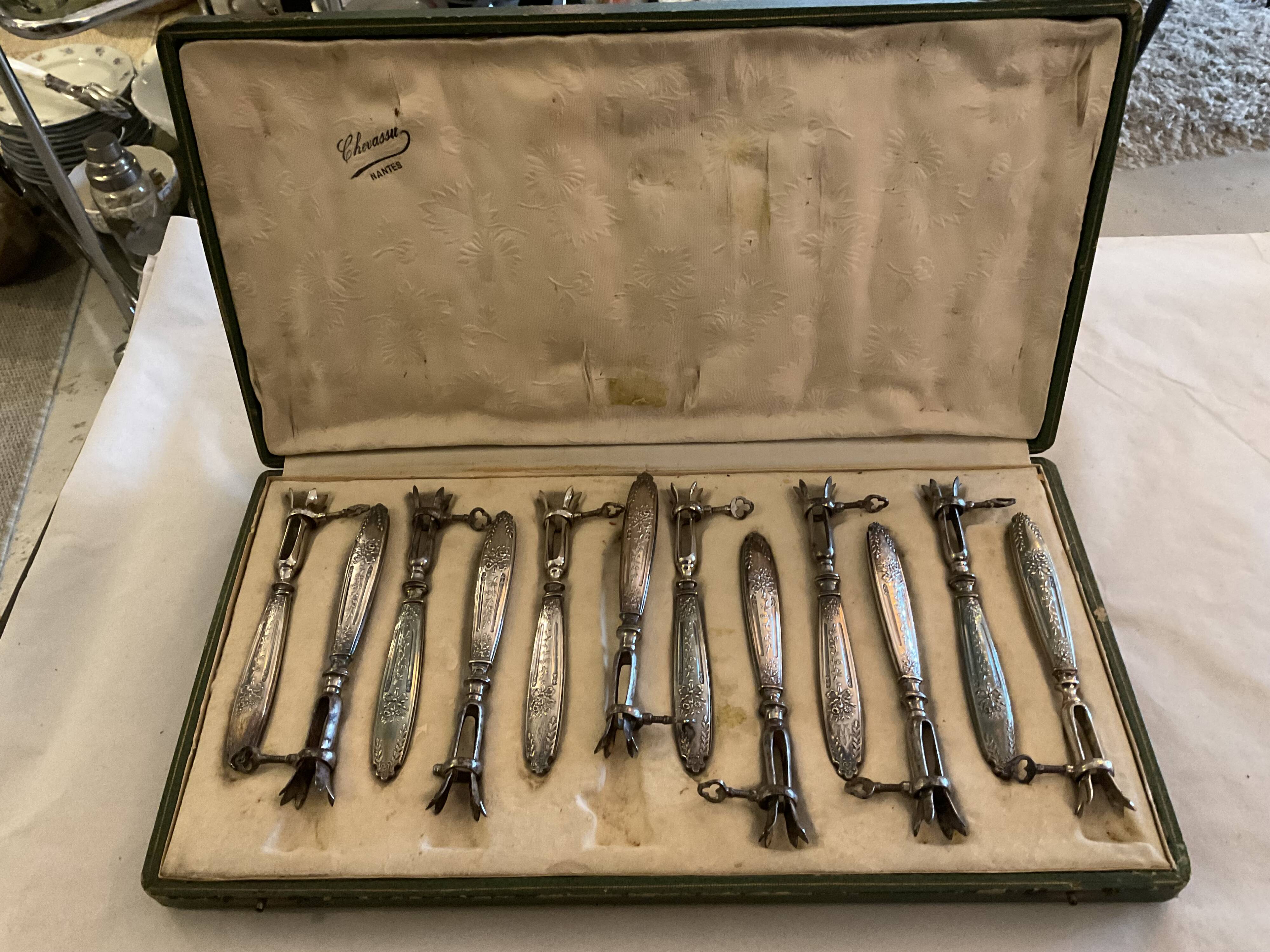 12 rib sleeves. Solid silver-filled handles. France