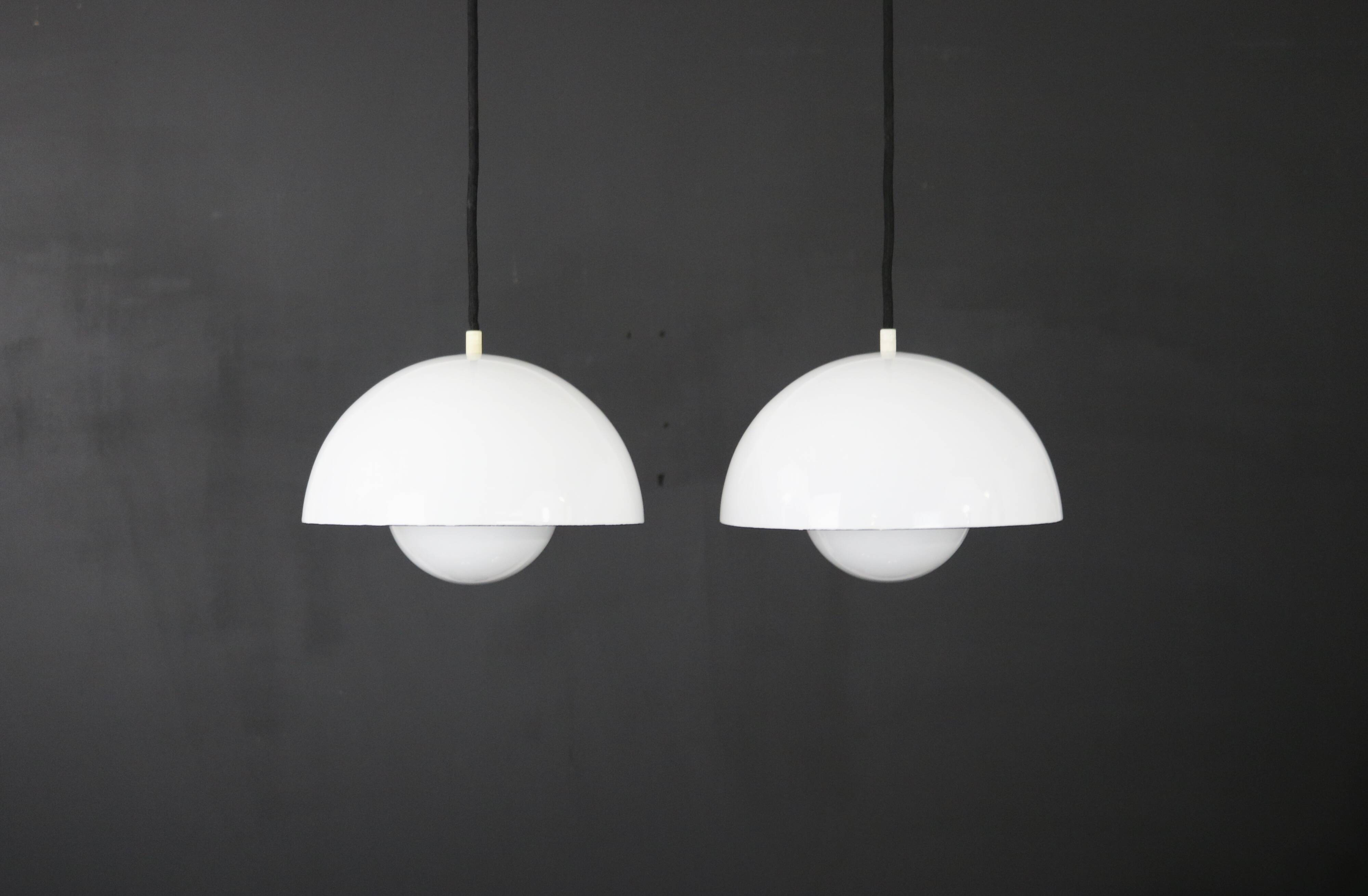 Iconic pair of VP1 white enamel flowerpot lamps  - Verner Panton - 100 % original - Louis Poulsen