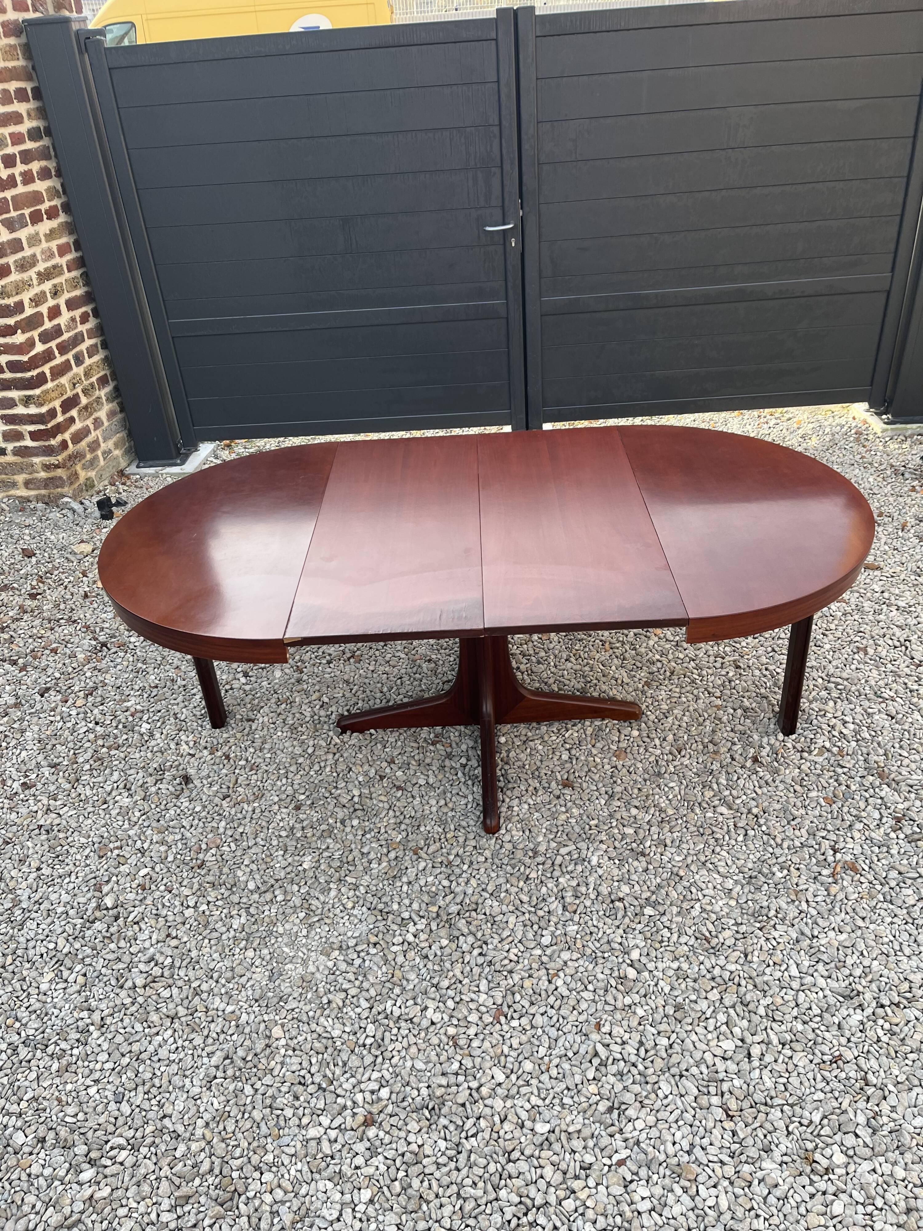 Baumann oval dining table