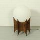 Abat-jour globe vintage avec base en bois sculptée
